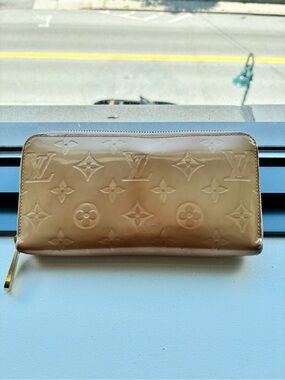 💛🥵GIVVY!! Louis Vuitton gold Vernis Monogram Zip Around Wallet